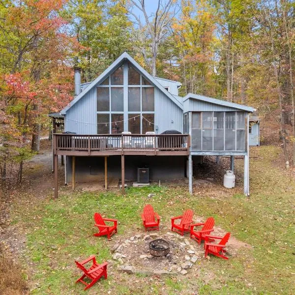 Wooded Chalet w Hot Tub & Indoor Pool, Gym Access, готель у місті Hedgesville
