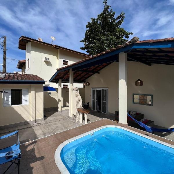 Linda casa c/ piscina a poucos passos da Praia