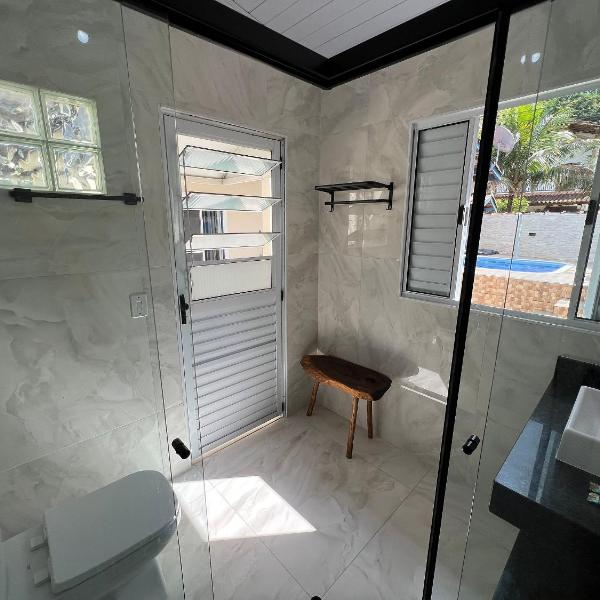 Linda casa c/ piscina a poucos passos da Praia - Foto 3
