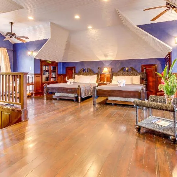 Crow's Nest Suite at Mahogany Hall -Gold Standard Certified, hotel v destinaci San Ignacio