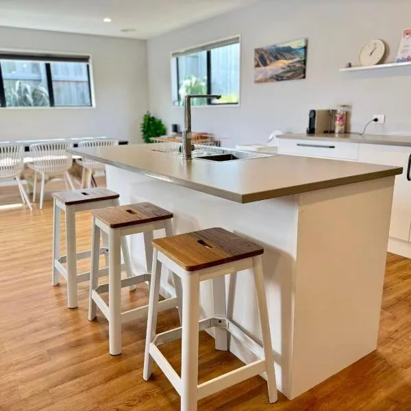 Entire 3 Bed House, hotel in Queenstown