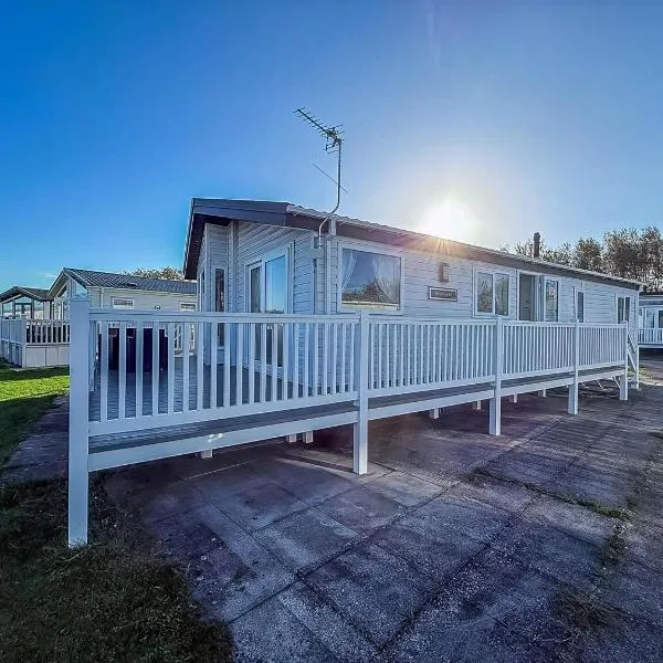 Beautiful Lodge With Decking In Hunstanton At Manor Park Ref 23195K, hotel v destinaci Hunstanton