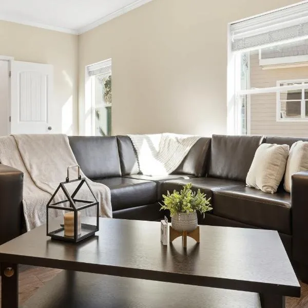 Modern Comfort and Resort Style Living Near CU, hotel in Central