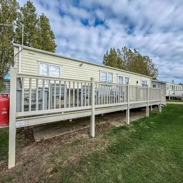 Lovely Caravan With Decking At Manor Park In Hunstanton Ref 23091T, hotel in Hunstanton