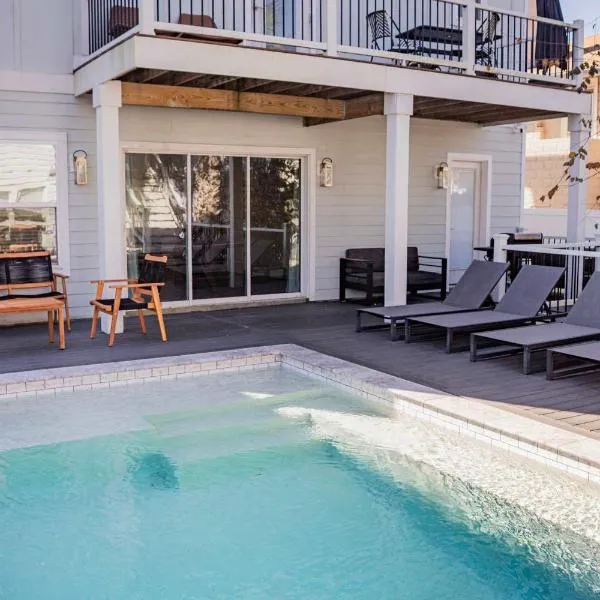 Slow Pace Beach Living - Pool - Steps from Beach, hotel in Jacksonville Beach