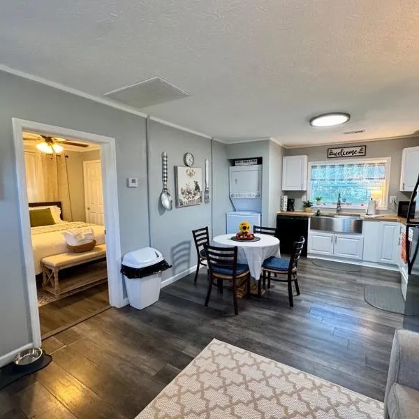 Private 1BR Retreat 10 Min to UT, Downtown, and Hospitals, hotel in Knoxville
