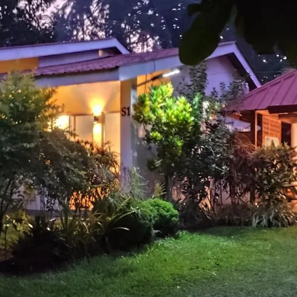ACACIA'S Cottages with Starlink Wifi, hotel in Mambajao