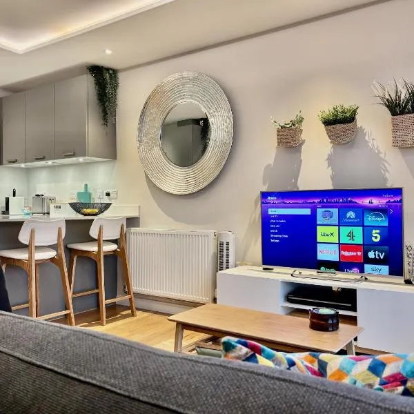 Modern tranquil beach retreat - warm studio with fast links to city centre, hotel v destinaci Edinburgh