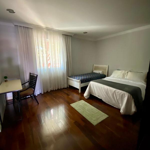 Quarto amplo e confortável