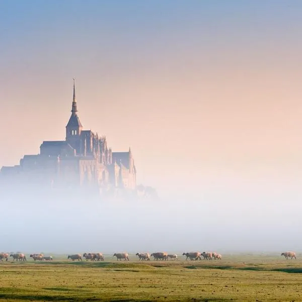 Séjournez avec le Mont-Saint-Michel en toile de fond 8 pers、ユイヌ・シュル・メールのホテル