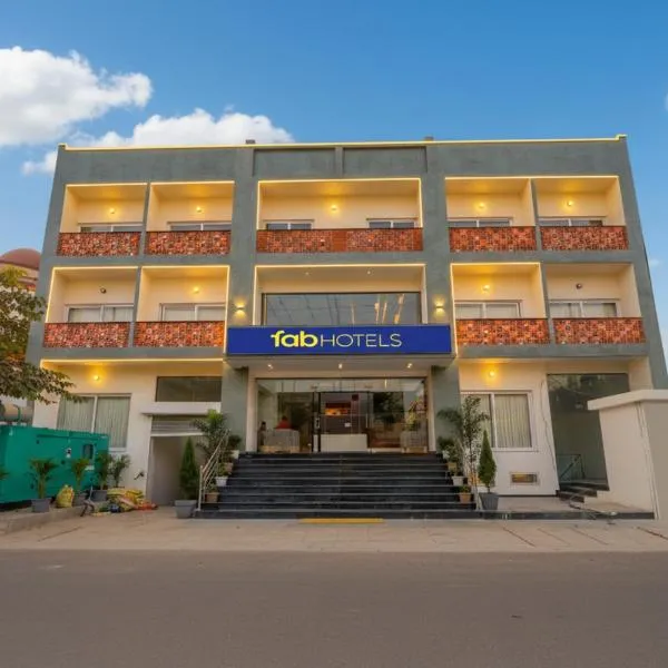 FabHotel Pratham Inn, hotel in Chinhat
