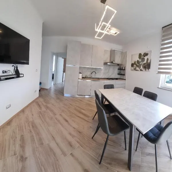 Sunny CentralApartment -3 bedrooms ,Private Parking, hotel u Monfalconeu