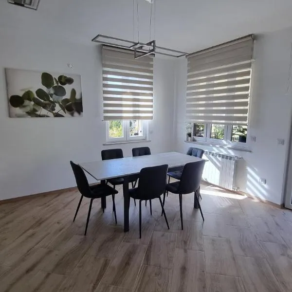 Sunny CentralApartment -3 bedrooms ,Private Parking, hotel v mestu Monfalcone