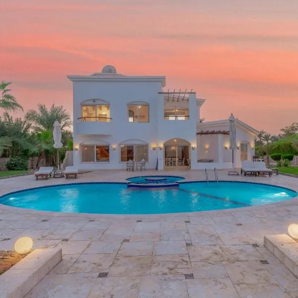Beautiful 4 BDR Villa With Private Pool, hotel in Hurghada