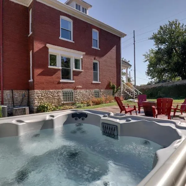 Charming Escape - Private Hot Tub!, hotel din Hannibal