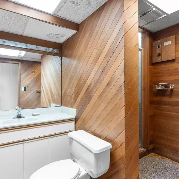 Comfortable and quiet bedroom with private bathroom, Hotel in Delta