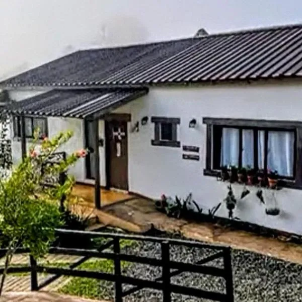 La Casita de Charo 1, disfruta de tiempo memorable en la montaña, hotel in Constanza