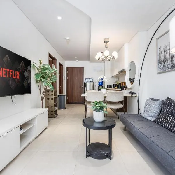 Group Comfort Suite at Tambuli Residences 1-Bedroom Apartment for up to 6 Guests by Dominik with Pool Access & Balcony in Mactan, hotel di Lapu Lapu City