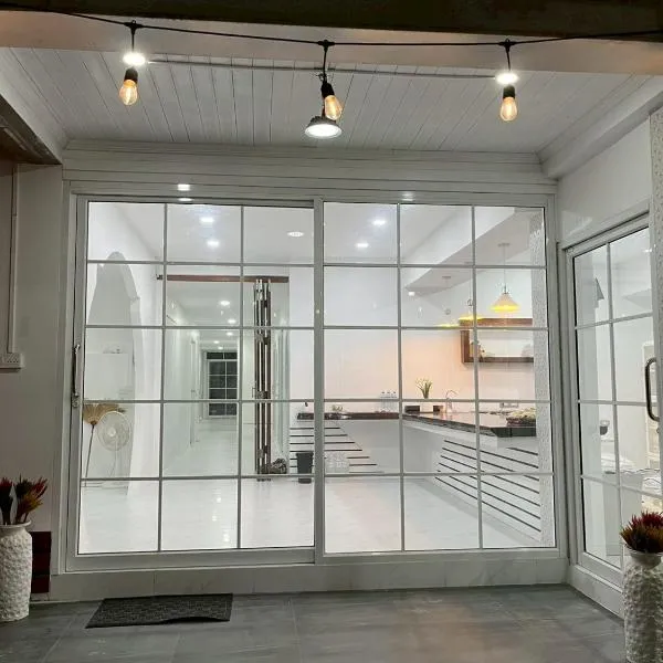 Nur Nur Residence and villa, hotell i Surin Beach