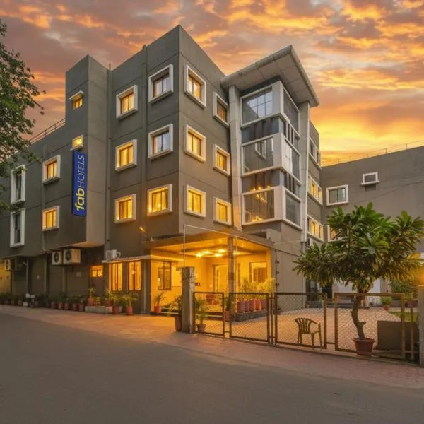 FabHotel Bee Town, hotel in Indore