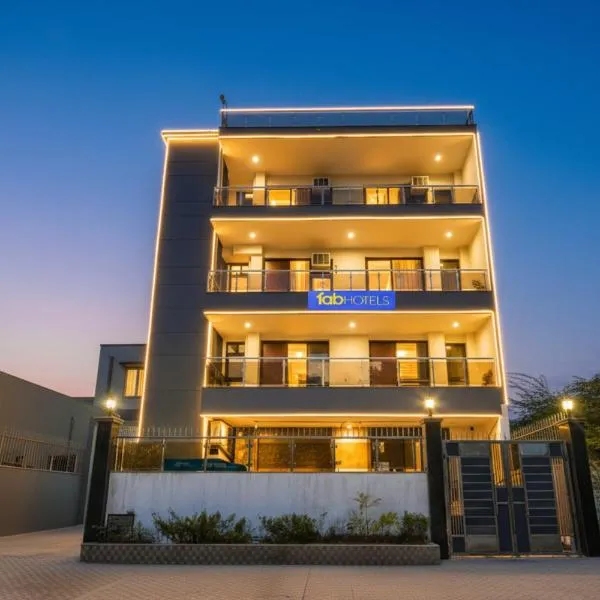 FabHotel RR Premium - Near Medanta Hospital、グルガオンのホテル