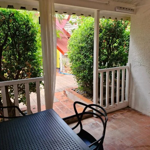 Joli appartement climatisé avec cuisine, salle d'eau, chambre et terrasse, hotel di Marigot