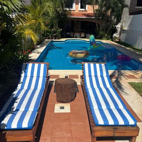 Magnifica Villa Palmeras luxurious 4 Br 6 Bds 4 Ba private pool lagoon front super fast Wifi, hotel sa Cancún