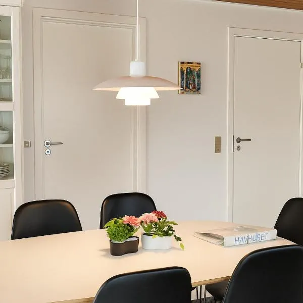 Havhuset I Øster Hurup - i byen, ved stranden, hotel in Øster Hurup