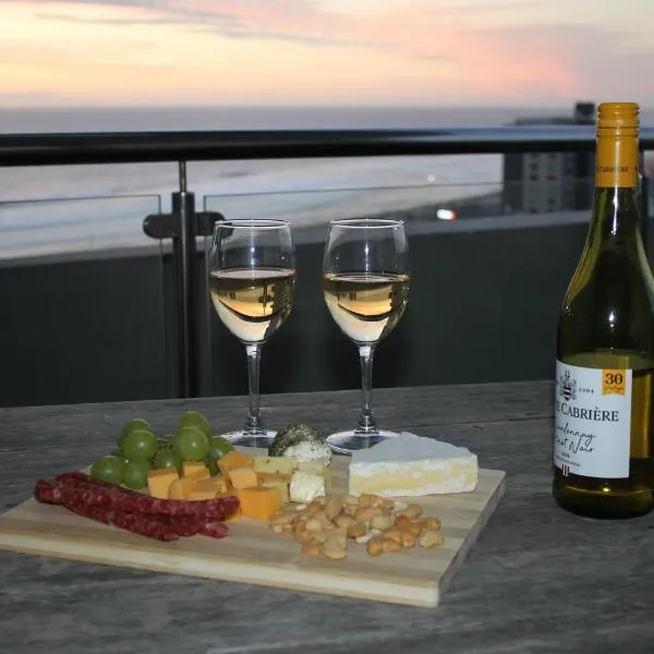 Luxurious 3-bedroom Bloubergstrand Cape Town beachfront apartment with stunning sea and beach view, hótel í Cape Town
