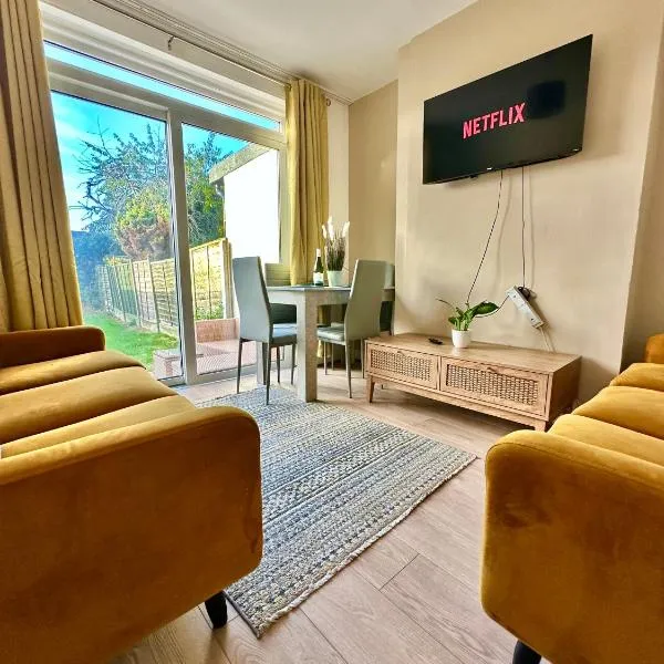 Enfield Contractor Base With Games Room, hotel v destinácii Brimsdown Station