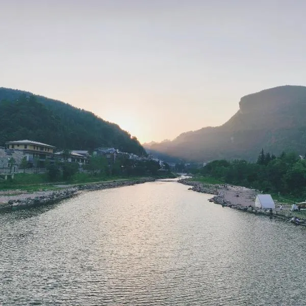 GUI YUAN ZHEN PIN HOTEL- Approximately 3 kilometers from the East Gate of Zhangjiajie National Forest Park - Free one-way pick-up or drop-off service for over 3 nights - English speaking customer service, hotel en Zhangjiajie