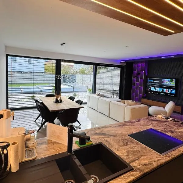 Design-Villa mit privatem Pool, Whirlpool & stimmungsvoller Beleuchtung, hotel en Linz