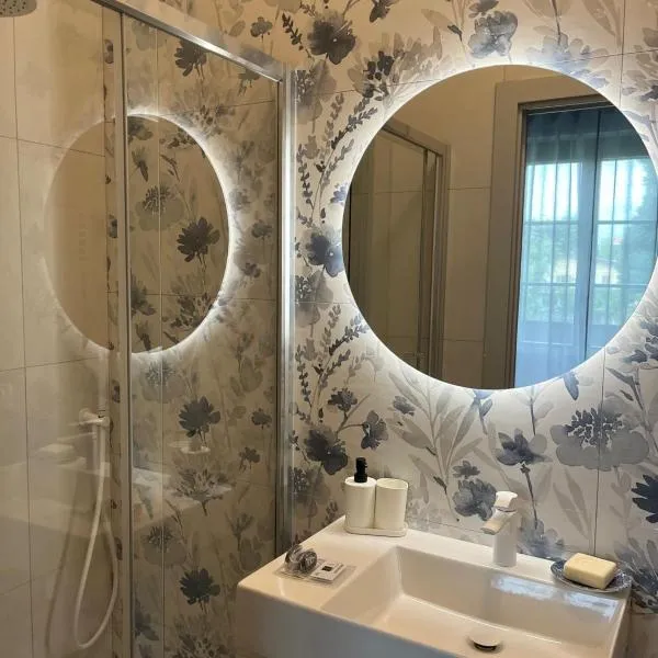 Rosso di Piera Rooms vicino Rho fiera, отель в городе Арлуно