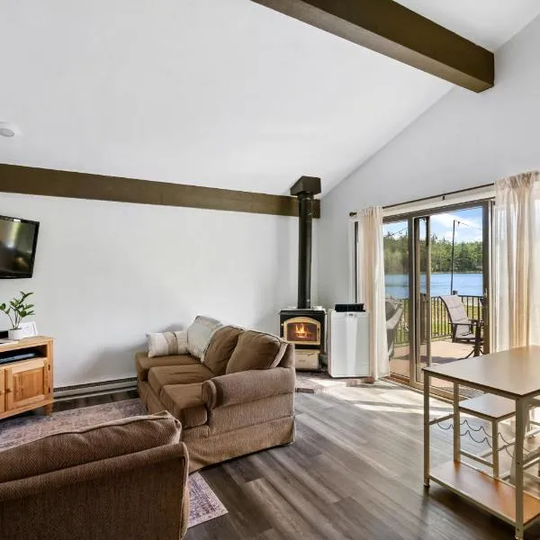 Quiet and Cozy Lakefront Home Near Mt Boyne, hotel in Gaylord