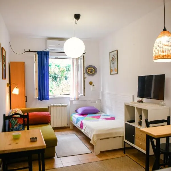 Studio5, sa parkingom, centar Obrenovca, ξενοδοχείο σε Ομπρένοβατς