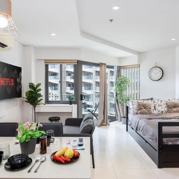 Dominiks quite and Elegant Studio Ocean View Pool at Tambuli Resort High Floor، فندق في Maribago