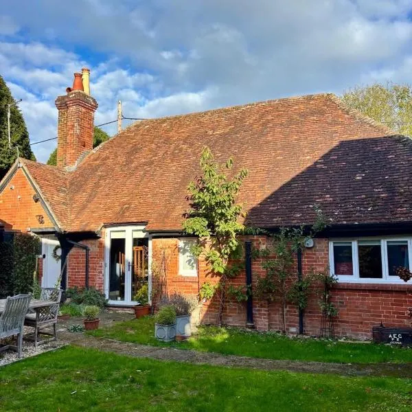 Country Cottage and Converted Barn Suite, готель у місті Cholderton