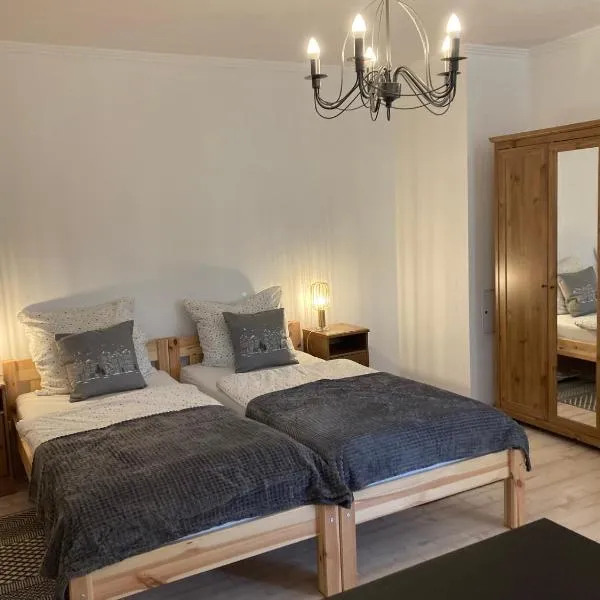 Alter Gutshof Kromlau Direkt am Schloss und Rhododendronpark, Terasse und Parkplatz、Kromlauのホテル