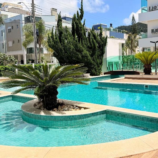 Vista agradável da piscina em apartamento iluminado a 500 metros da praia