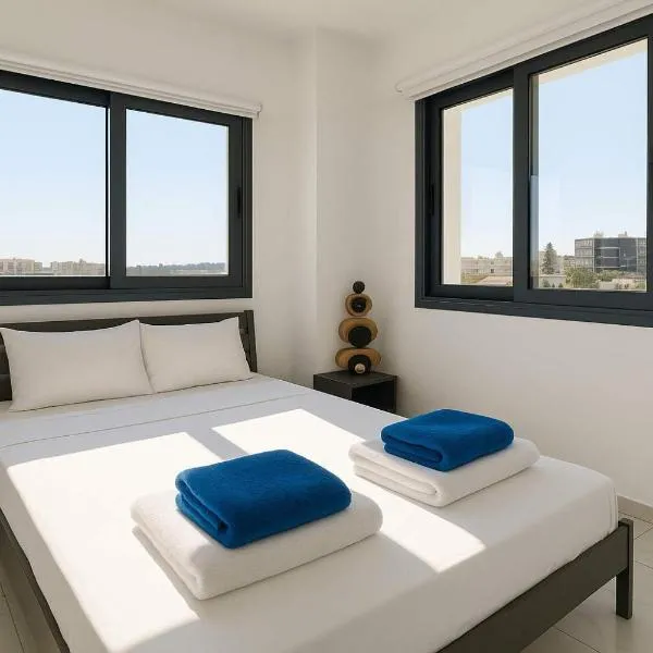 Bright Stylish Flat With Balcony & Shared Pool, hotel en Scala
