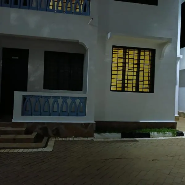 Indian ocean apartments you get the master bedroom with the private bathroom and the host sleeps in the other bedroom you share kitchen anc living room, hotel in Mombasa