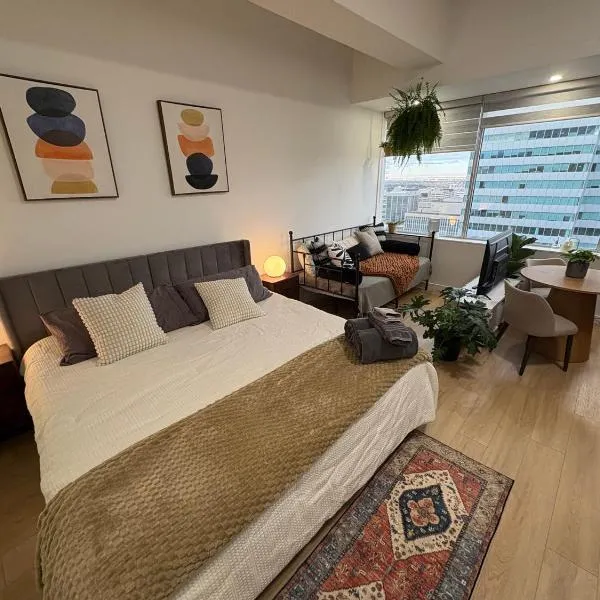 Studio Downtown , Rodgers Views, AC, Heated Free Underground Parking, ξενοδοχείο στο Έντμοντον