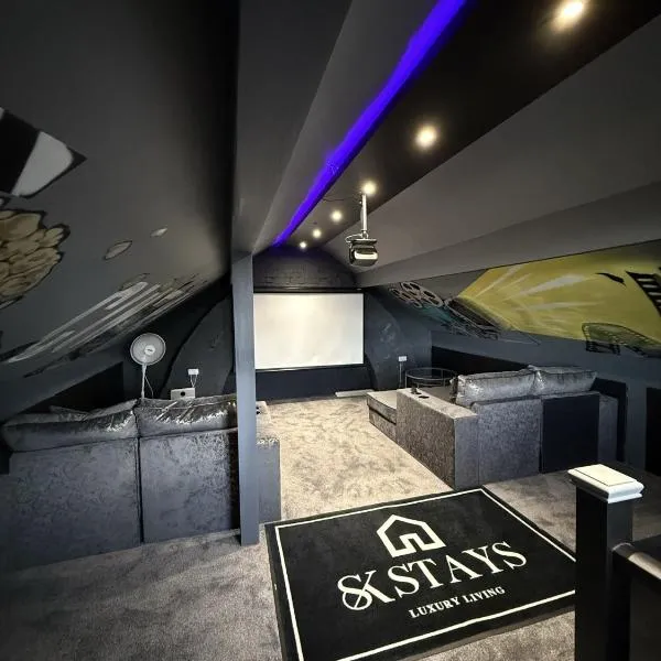 SK Stays Modern Luxury Home With Jacuzzi Bath & Cinema Room, hotel v destinaci Shipley