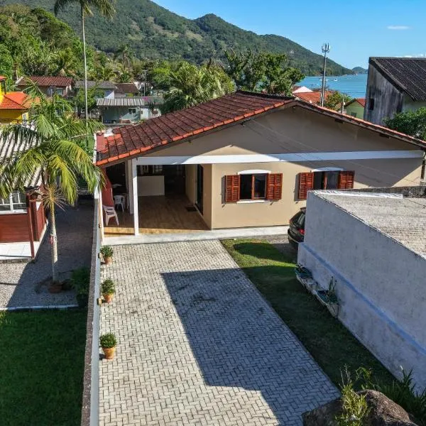 House with Beach Access - 2 min Walk, hotel en Florianópolis