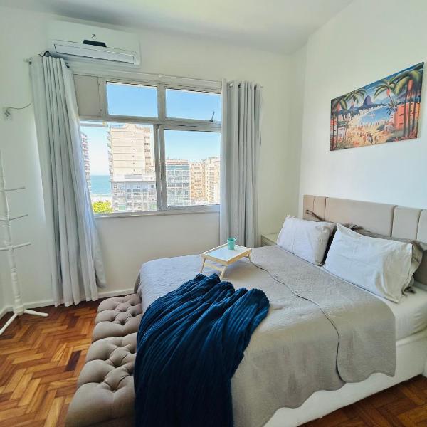Apê VISTA MAR FRONTAL charmoso e PRIVATIVO a 2 mins da Praia de Copacabana, localização privilegiada, 350 mega, prox metrô, ideal para casais e amigos