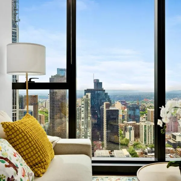 Home in the Sky 2BR Apt with City and River View, hotel i Melbourne