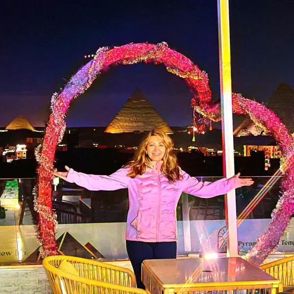 PYRAMIDS GOLDEN TEMPLE HOTEL all king rooms with jacuzzi & pyramids view, hotel en El Cairo