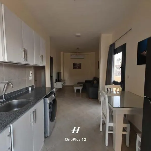 Bayt Hassan S18 - Fabulous Roof top 1 bedroom apartment, hotel in Hurghada