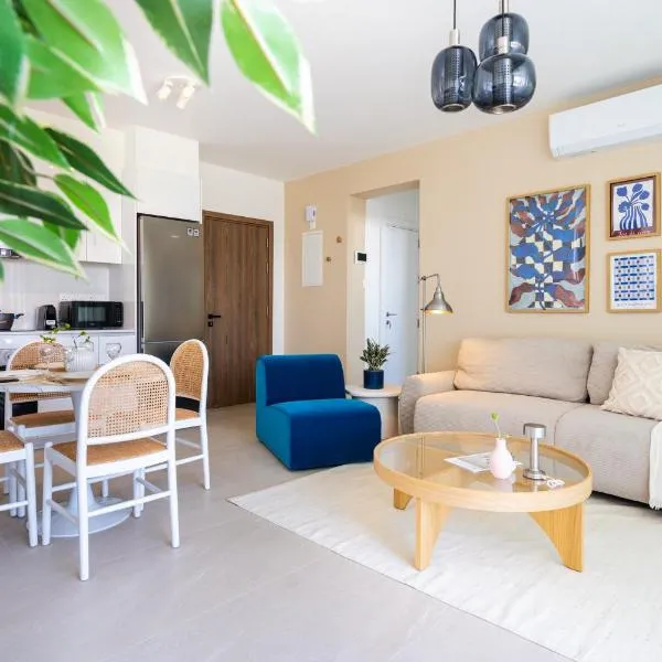 Jas Living - Chic Apts & Balconies in Larnaca, hotel in Larnaka