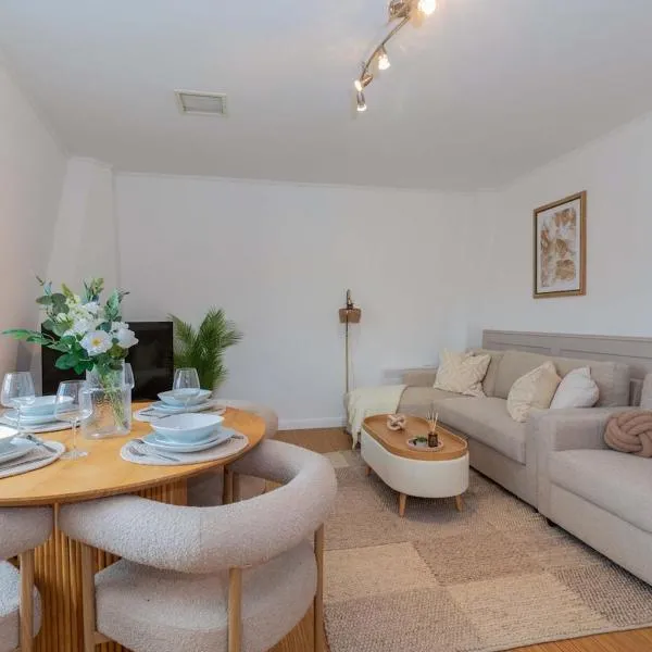 Stylish 2BR Apartment in Central Eton, Hotel in Eton